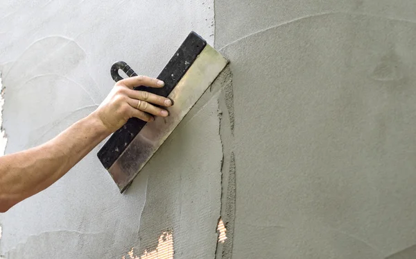 Bir spatula ile sıvalı duvarlar