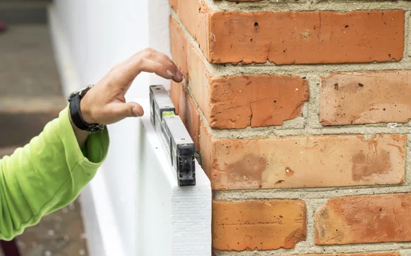 Vérifier la planéité du mur en utilisant un niveau — Photo