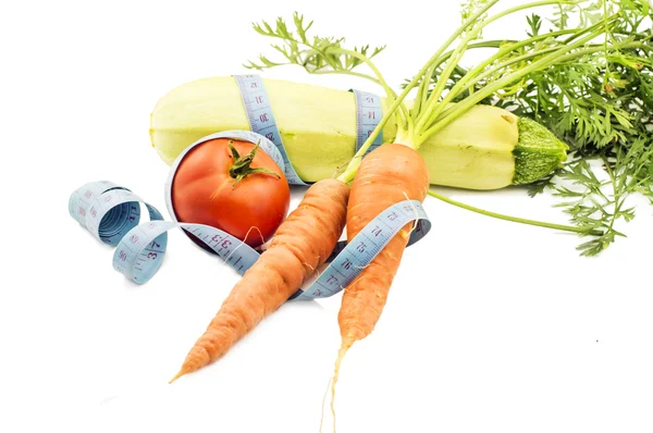 Verschiedenes Gemüse mit Maßband umwickelt — Stockfoto