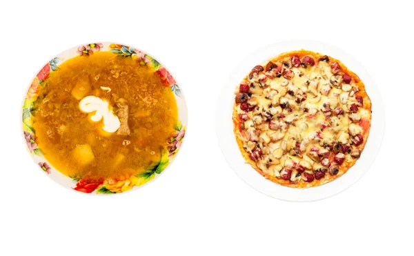 Pizza dan borscht dengan krim asam di piring — Stok Foto