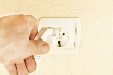 Beyaz fişi prize bağlama işlemi 