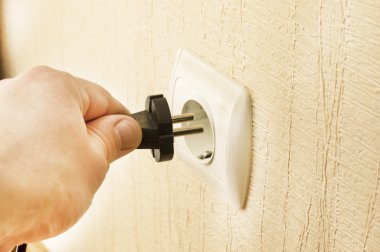 Siyah fişi prize bağlama işlemi 