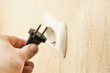 Siyah fişi prize bağlama işlemi 