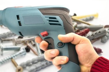 elinde elektrikli matkap 