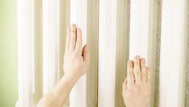 Eller demir radyatör yakınındaki Isınma