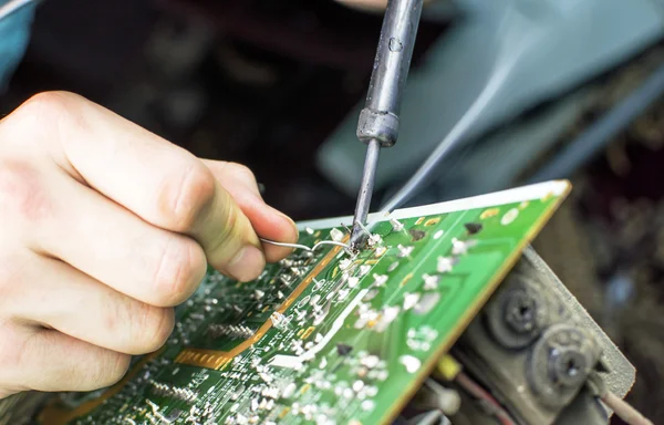 O processo de solda de microcircuito de TV — Fotografia de Stock