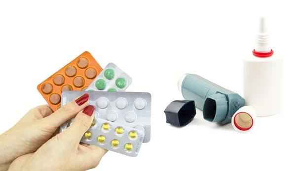 Other drugs to treat asthma and pills in hand — Stock Photo, Image