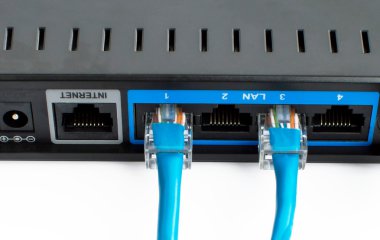 İki ethernet çapraz bağlantı kablosu yönlendiriciye bağlı