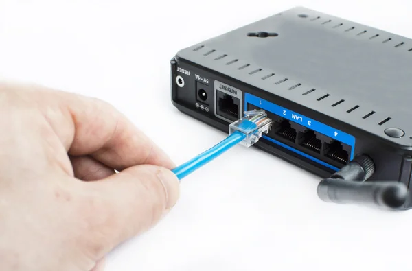 Processen med att ansluta kabeln till routern — Stockfoto