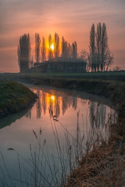 Nehirde gün doğumu yansıması