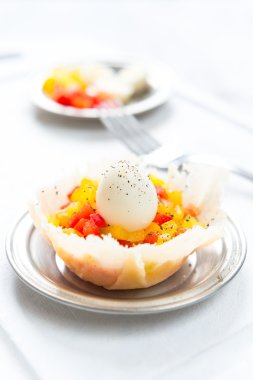 Katı pişmiş Bıldırcın yumurta peynir sepet içinde kırmızı biber ile