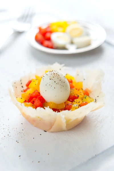 Ovos de codorna cozidos com capsicum na cesta de queijo — Fotografia de Stock