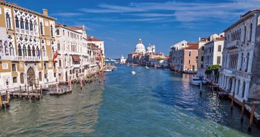 Canal Grande ve Basilica Santa Maria della Salute bir görünümünü 