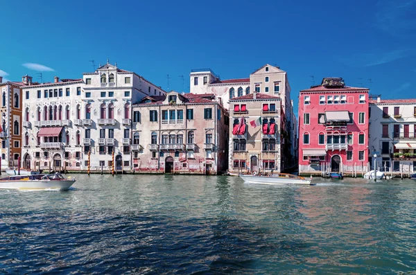 Venecia calles, canales y edificios — Foto de Stock