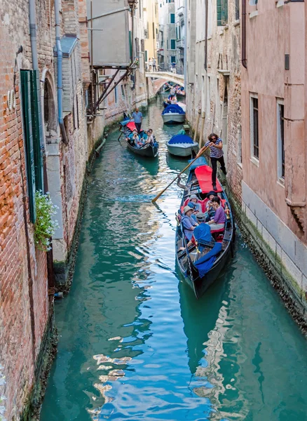 Venedik gondol tarafından Ağustos 2013 üzerinde yürüyen bir turist — Stok fotoğraf
