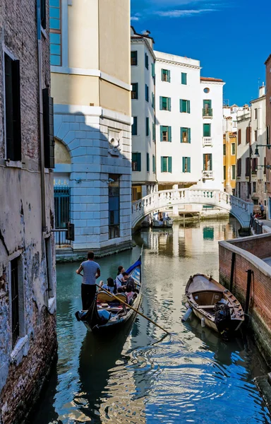 Bir turist Venedik Ağustos 2013 tarihinde — Stok fotoğraf