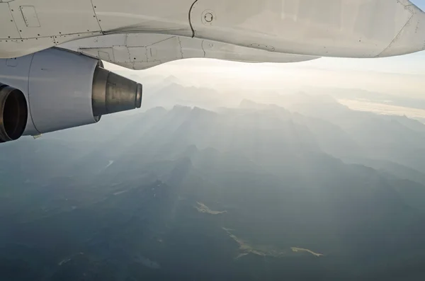 Een uitzicht op de Alpes vanuit vliegtuig — Stockfoto