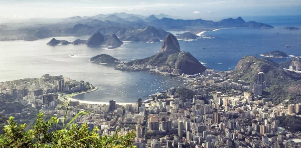 En vy på Sugar Loaf, från Corcovado berget i Rio de Janeiro — Stockfoto