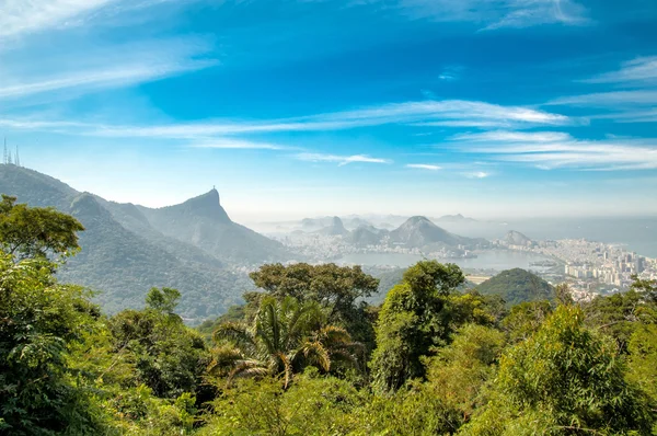 Una vista sobre Pan de Azúcar, desde la montaña Corcovado en Río de Janeiro — Foto de Stock