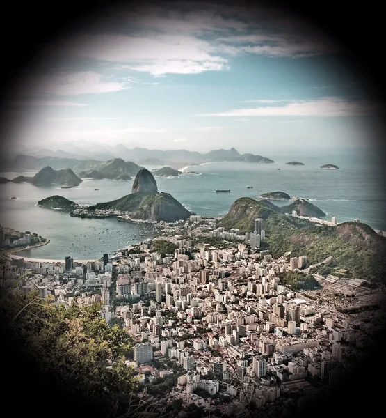 Uma vista sobre o Pão de Açúcar da montanha do Corcovado no Rio de Janeiro — Fotografia de Stock