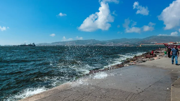 近代的な建物や船と海岸の街並み トルコのイズミル市の中央部未確認の人々が堤防の通りを歩く — ストック写真