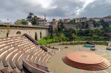 Trabzon şehir merkezinde Zagnos parkı manzarası, Türkiye. Trabzon, Türkiye 'nin Karadeniz kıyısında büyük bir liman kentidir..