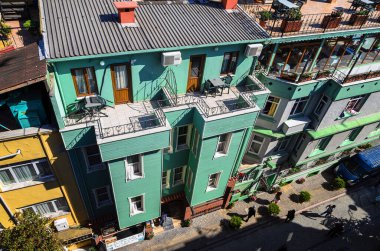 Türkiye 'nin İstambul ilçesinde tarihi ve eski renkli evler. Klasik Osmanlı ahşap mimarisi.