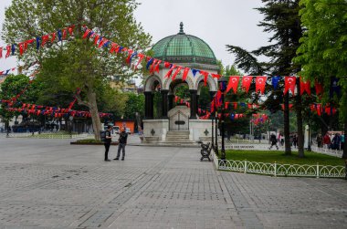 Sultanahmet 'teki Alman Çeşmesi turistlerin ziyaret ettiği tarihi binalardan biri..