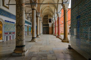 Osmanlı Sultanlarının ana konutu ve idari karargahı olan ünlü Topkap Sarayı 'ndaki (Topkap Saray) görkemli binalar,.