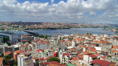 Galata Kulesi 'nden İstanbul' un panoramik manzarası. Köprüler, camiler ve Boğaz. İstanbul, Türkiye.