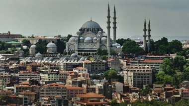 Galata Kulesi 'nden İstanbul' un panoramik manzarası. Köprüler, camiler ve Boğaz. İstanbul, Türkiye.