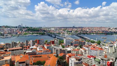 Galata Kulesi 'nden İstanbul' un panoramik manzarası. Köprüler, camiler ve Boğaz. İstanbul, Türkiye.