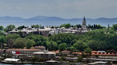 Galata Kulesi 'nden İstanbul' un panoramik manzarası. Köprüler, camiler ve Boğaz. İstanbul, Türkiye.