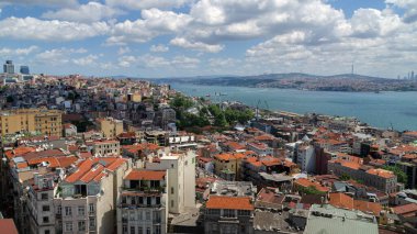 Galata Kulesi 'nden İstanbul' un panoramik manzarası. Köprüler, camiler ve Boğaz. İstanbul, Türkiye.