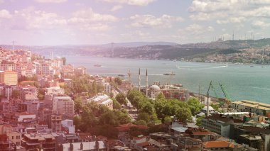 Galata Kulesi 'nden İstanbul' un panoramik manzarası. Köprüler, camiler ve Boğaz. İstanbul, Türkiye.