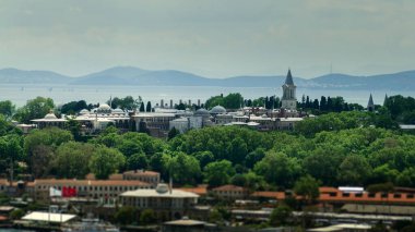 Galata Kulesi 'nden İstanbul' un panoramik manzarası. Köprüler, camiler ve Boğaz. İstanbul, Türkiye.