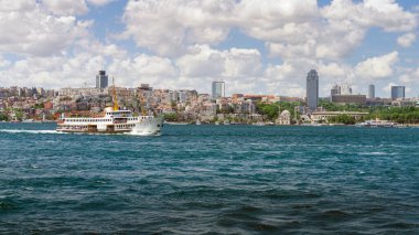 Galata Kulesi 'nden İstanbul' un panoramik manzarası. Köprüler, camiler ve Boğaz. İstanbul, Türkiye.