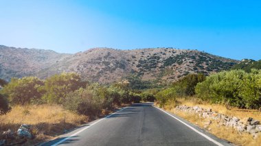 Yunanistan 'ın Girit Adası' ndaki deniz ve dağlar arasında bir yol