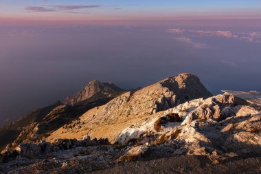 Yunanistan 'daki Agion Oros (Athos Dağı) tepesinde. Dağ manzarası ve sakin doğa.