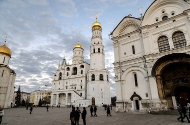 Moskova Kremlin 'in içinde. Kremlin 'i ziyaret eden turistler. Varsayım Katedrali' nin bulunduğu Sobornaya Meydanı 'nın içinde..