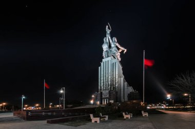 Heykeltıraş Vera Mukhina tarafından tasarlanan Sovyet İşçi ve Toplu Çiftçi Kadın Anıtı 'nın akşam manzarası. 1937 'de paslanmaz çelikten yapılmış..