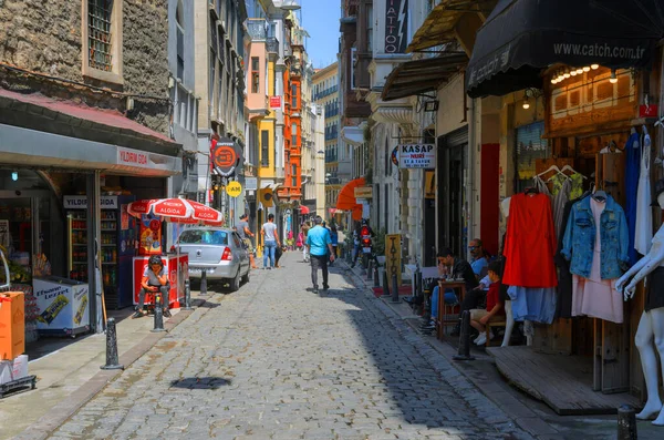 イスタンブール トルコ2018年5月01日 イスタンブールのガラタ地区人々は通りを歩いています イスタンブールのガラタはビヨグル地区の歴史的に豊かな地区である — ストック写真