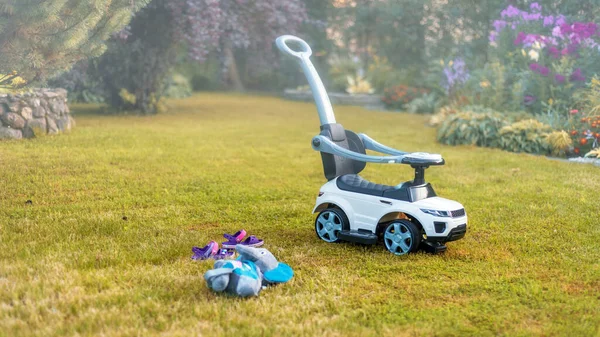 Hračkové Auto Invalidní Vozík Gumové Sandály Měkká Hračka Zahradě Trávníku — Stock fotografie
