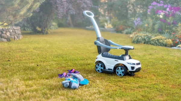 Automobile Giocattolo Sedia Rotelle Sandali Gomma Peluche Giardino Sul Prato — Foto Stock