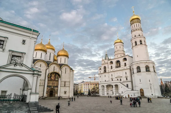 Dentro Kremlin Moscovo Turistas Que Visitam Kremlin Dentro Desta Praça — Fotografia de Stock