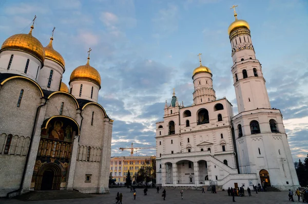 Moscow Kremlin Tourists Visiting Kremlin Sobornaya Square Assumption Cathedral — Stock Photo, Image