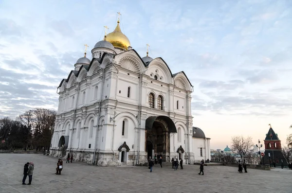 Moscow Kremlin Tourists Visiting Kremlin Sobornaya Square Assumption Cathedral — Stock Photo, Image