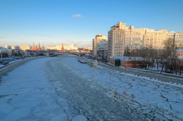 莫斯科 在阳光灿烂的冬日里 克里姆林宫和莫斯科河的景色 — 图库照片