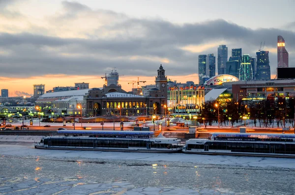 Vue Soir Rivière Moscou Krasnopresnenskaya Remblai — Photo