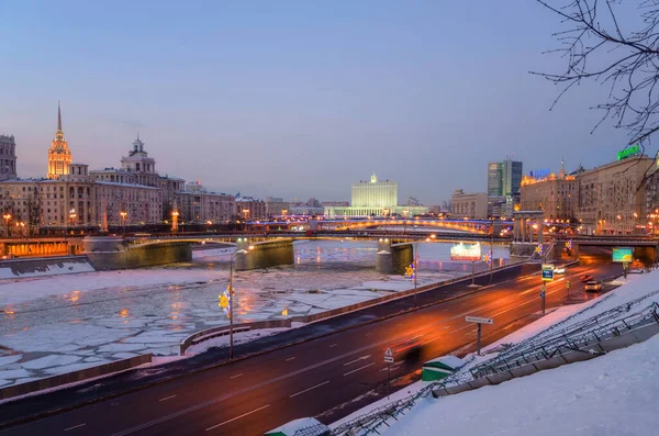 莫斯科Krasnopresnenskaya河堤岸夜景 — 图库照片